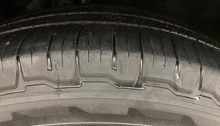 2022 Mahindra XUV700 AX 7 D AT AWD 7 STR, Diesel, Automatic, 1,18,927 km, Right Front Tyre Tread