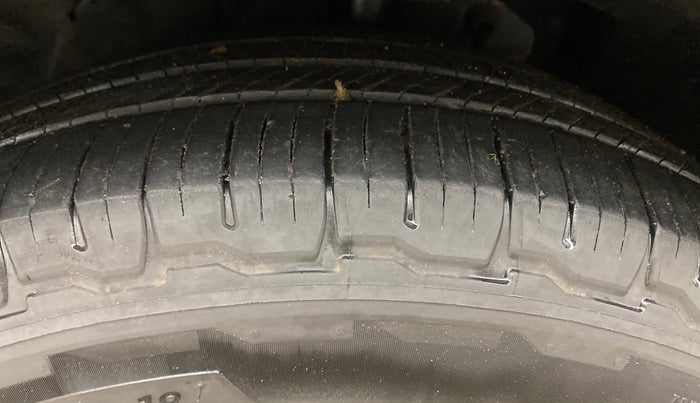 2022 Mahindra XUV700 AX 7 D AT AWD 7 STR, Diesel, Automatic, 1,18,927 km, Left Front Tyre Tread