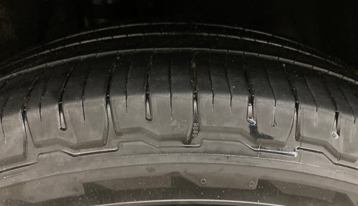 2022 Mahindra XUV700 AX 7 D AT AWD 7 STR, Diesel, Automatic, 1,18,927 km, Right Rear Tyre Tread