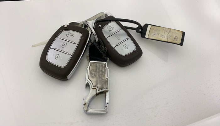 2023 Hyundai AURA SX 1.2 CNG, CNG, Manual, 7,375 km, Key Close Up