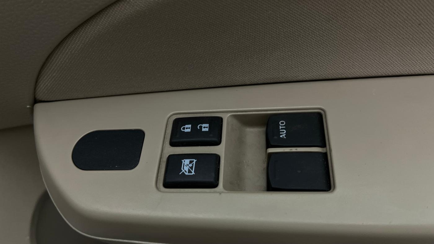 2015 Maruti Swift Dzire LXI (O), Petrol, Manual, 87,580 km, Driver Side Door Panels Control