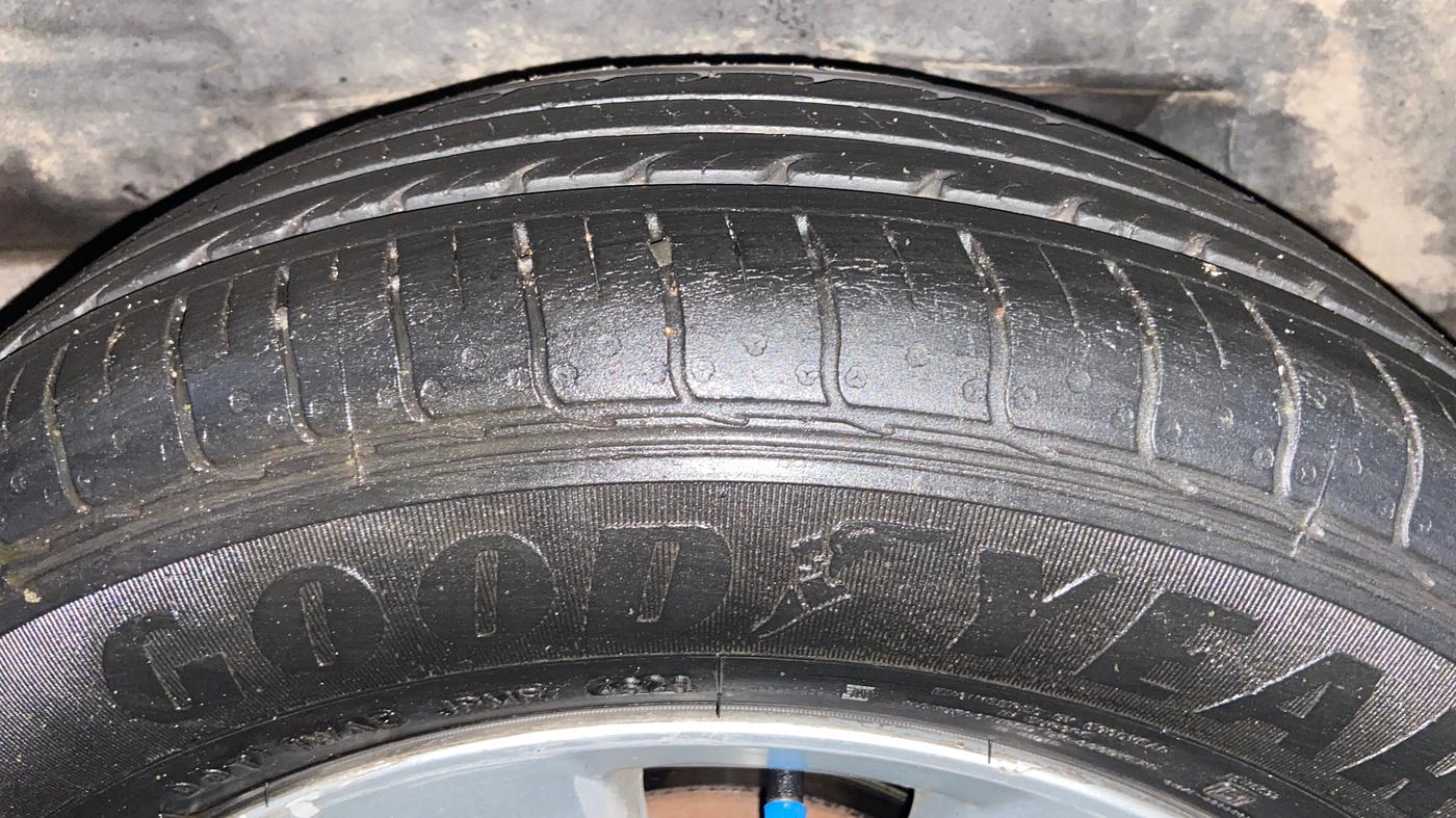 2013 Toyota Corolla Altis GL PETROL, CNG, Manual, 1,06,959 km, Right Rear Tyre Tread
