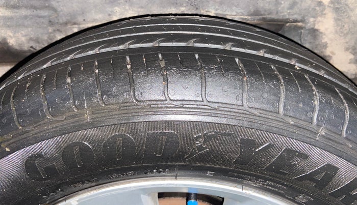 2013 Toyota Corolla Altis GL PETROL, CNG, Manual, 1,06,959 km, Right Rear Tyre Tread