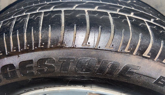 2013 Toyota Corolla Altis GL PETROL, CNG, Manual, 1,06,959 km, Right Front Tyre Tread