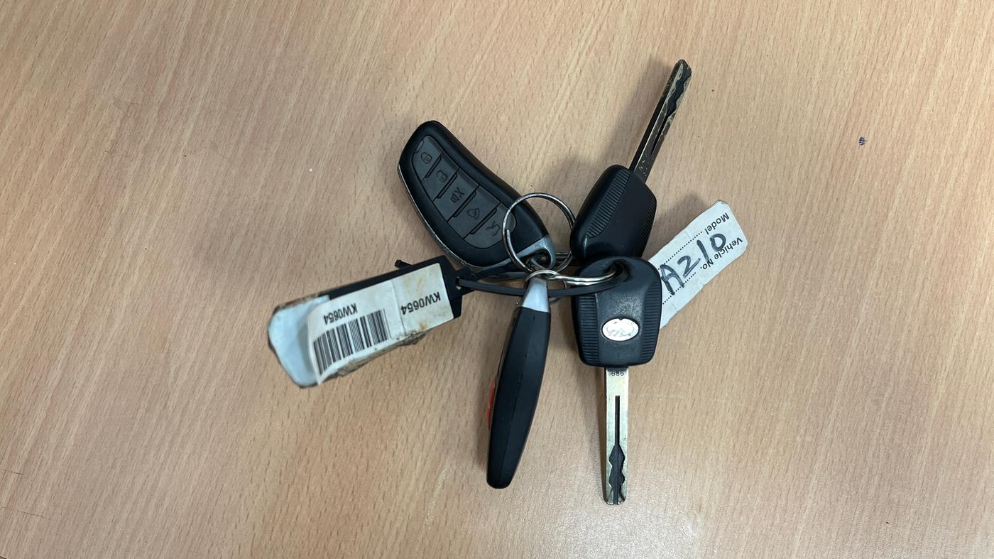 2021 Mahindra XUV300 W4 1.2 PETROL, Petrol, Manual, 63,350 km, Key Close Up