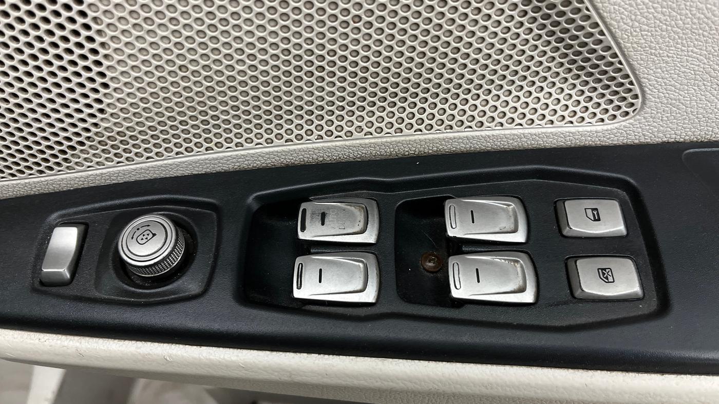 2021 Mahindra XUV300 W4 1.2 PETROL, Petrol, Manual, 63,350 km, Driver Side Door Panels Control