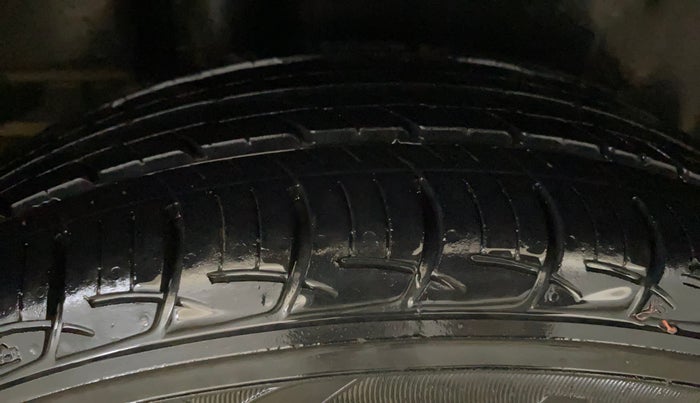 2015 Maruti Ciaz ZXI+, CNG, Manual, 78,804 km, Right Rear Tyre Tread