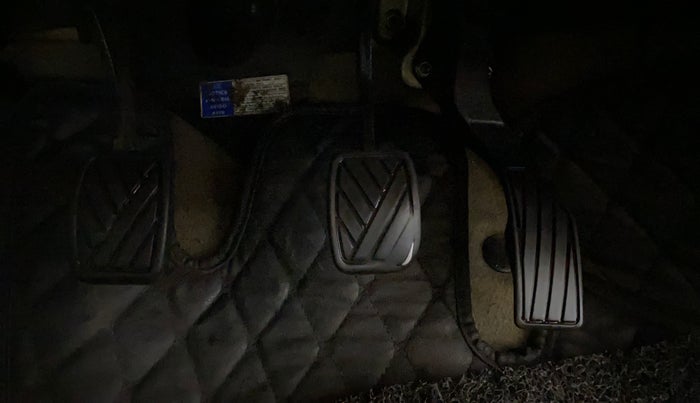 2015 Maruti Ciaz ZXI+, CNG, Manual, 78,804 km, Pedals