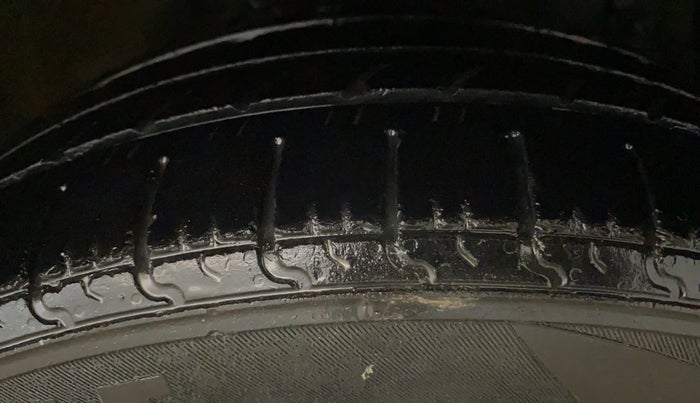 2015 Maruti Ciaz ZXI+, CNG, Manual, 78,804 km, Right Front Tyre Tread