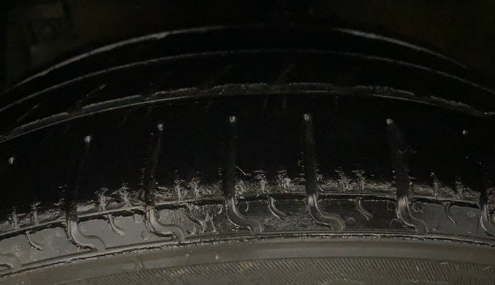 2015 Maruti Ciaz ZXI+, CNG, Manual, 78,804 km, Left Front Tyre Tread