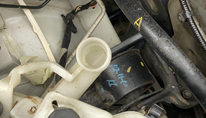 2010 Maruti Swift VXI, Petrol, Manual, 95,147 km, Front windshield - Wiper bottle cap missing