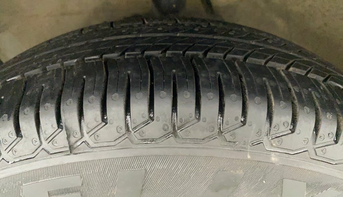 2010 Maruti Swift VXI, Petrol, Manual, 95,147 km, Left Front Tyre Tread