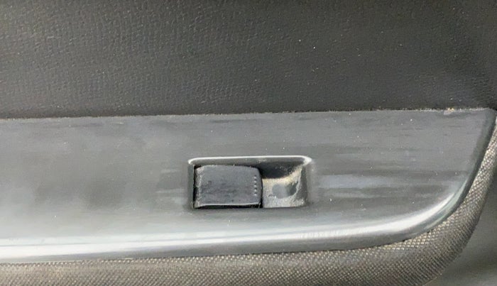 2010 Maruti Swift VXI, Petrol, Manual, 95,147 km, Left front window switch / handle - Power window makes minor noise