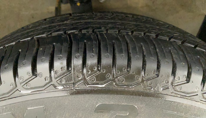 2010 Maruti Swift VXI, Petrol, Manual, 95,147 km, Right Front Tyre Tread