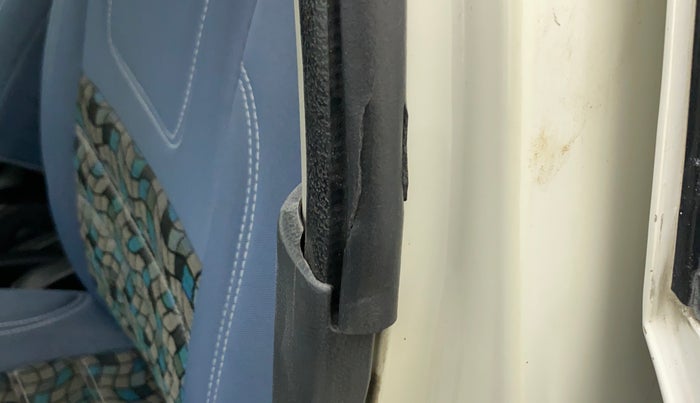 2010 Maruti Swift VXI, Petrol, Manual, 95,147 km, Front passenger door - Beading has minor damage