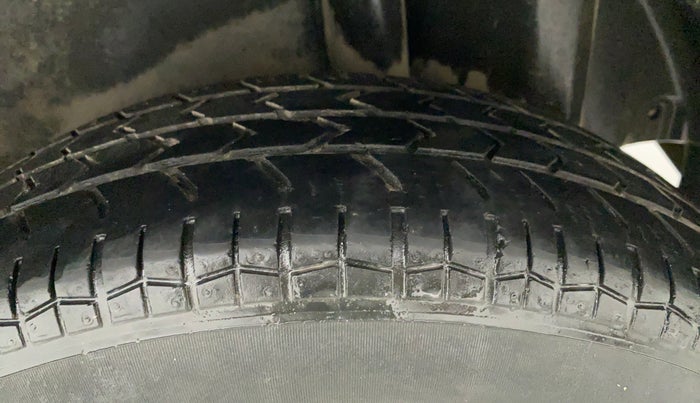 2010 Maruti Swift VXI, Petrol, Manual, 95,147 km, Left Rear Tyre Tread