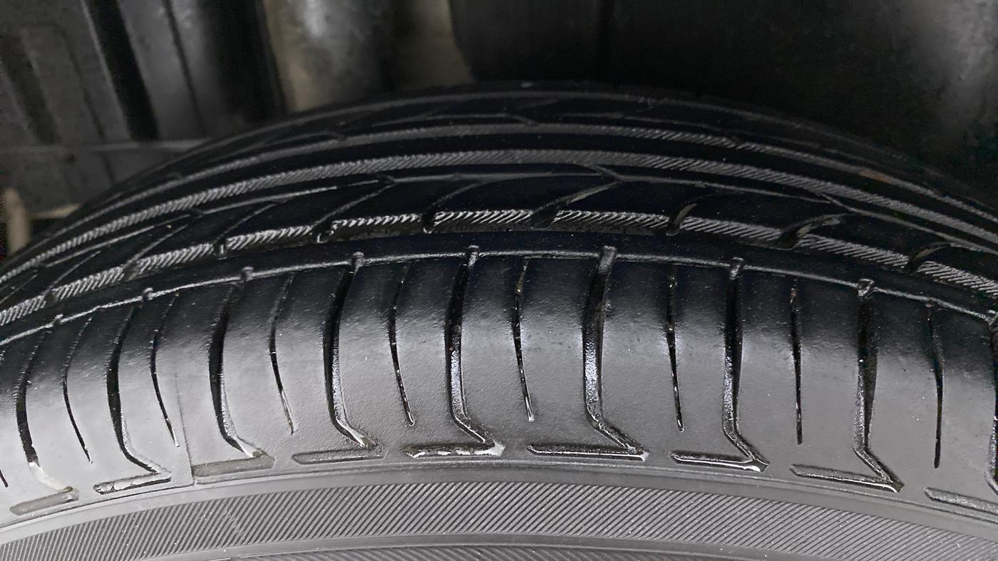 2013 Maruti Swift VXI D, Petrol, Manual, 49,712 km, Right Rear Tyre Tread