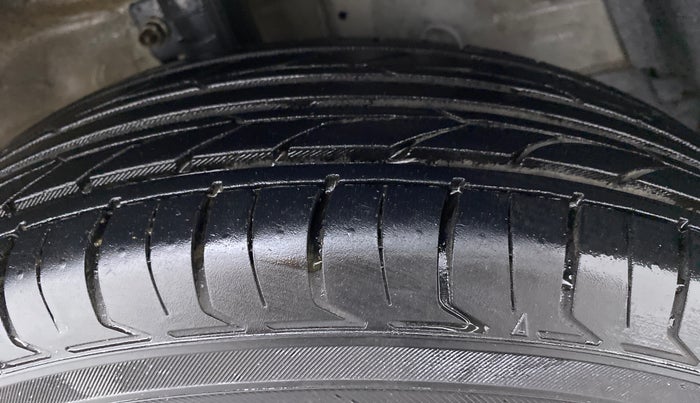 2013 Maruti Swift VXI D, Petrol, Manual, 49,712 km, Right Front Tyre Tread