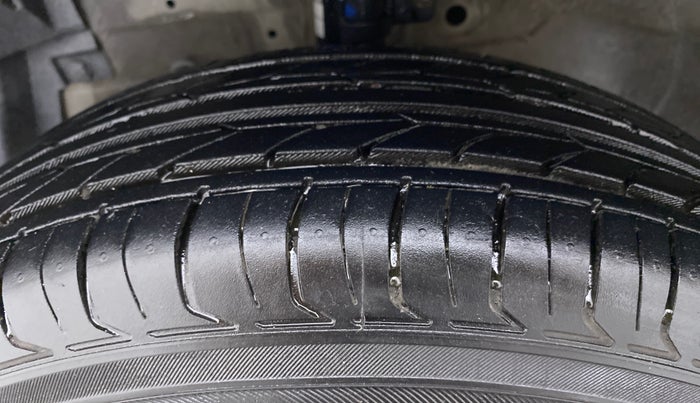 2013 Maruti Swift VXI D, Petrol, Manual, 49,712 km, Left Front Tyre Tread