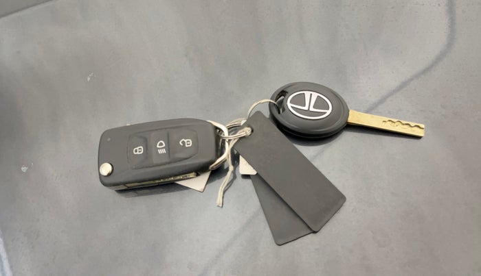 2020 Tata ALTROZ XE PETROL, Petrol, Manual, 28,916 km, Key Close Up