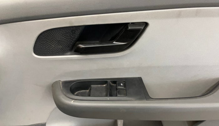 2020 Tata ALTROZ XE PETROL, Petrol, Manual, 28,916 km, Driver Side Door Panels Control