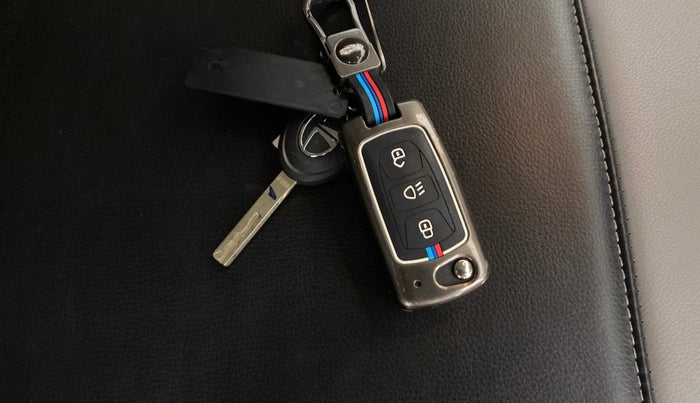 2025 Tata ALTROZ XM PETROL, Petrol, Manual, 2,641 km, Key Close Up