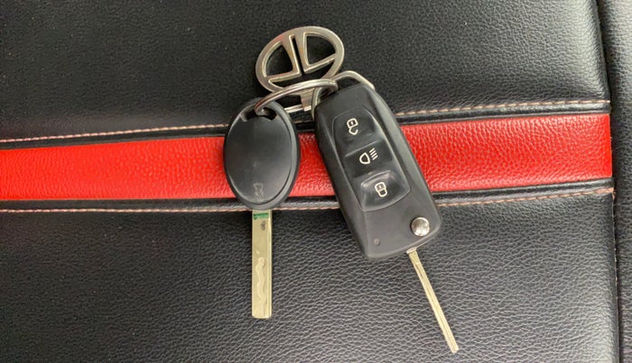 2019 Tata NEXON XM PETROL, Petrol, Manual, 37,363 km, Key Close Up