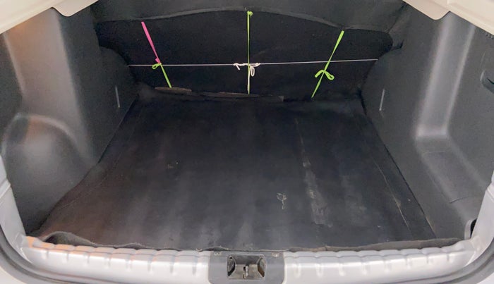 2015 Renault Duster RXL 85PS EXPLORE, Diesel, Manual, 57,784 km, Boot Inside