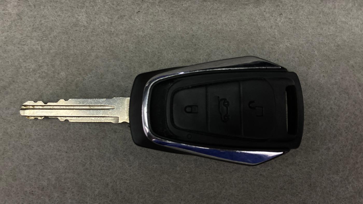 2018 Mahindra KUV 100 NXT K8 P 6 STR DUAL TONE, Petrol, Manual, 23,253 km, Key Close Up
