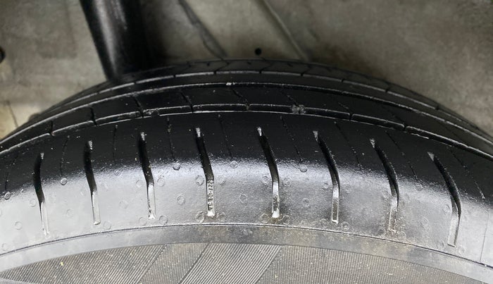 2020 Hyundai VENUE S+ 1.2, CNG, Manual, 79,805 km, Right Rear Tyre Tread