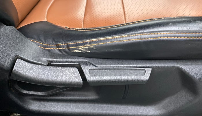 2020 Hyundai VENUE S+ 1.2, CNG, Manual, 79,805 km, Driver Side Adjustment Panel