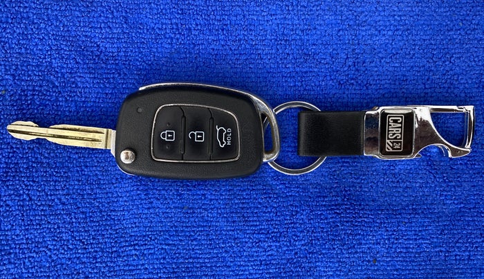 2020 Hyundai VENUE S+ 1.2, CNG, Manual, 79,805 km, Key Close Up