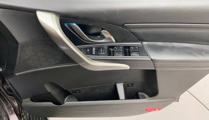 2019 Mahindra XUV500 W11 AT, Diesel, Automatic, 36,921 km, Driver Side Door Panels Control