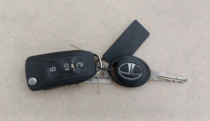 2018 Tata Tiago XM PETROL, CNG, Manual, 58,652 km, Key Close Up