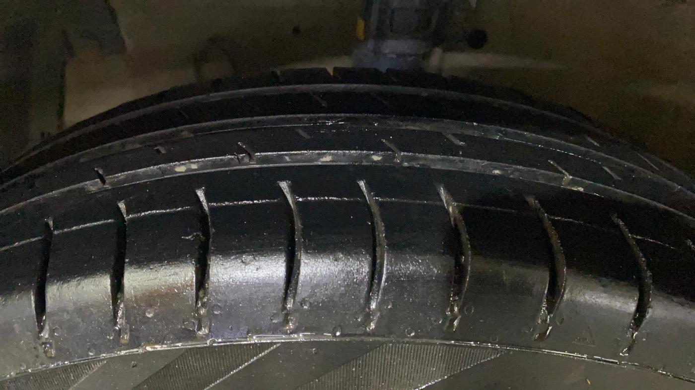 2014 Maruti Swift VXI, Petrol, Manual, 97,827 km, Left Front Tyre Tread