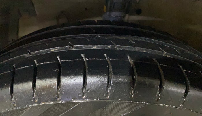 2014 Maruti Swift VXI, Petrol, Manual, 97,827 km, Left Front Tyre Tread