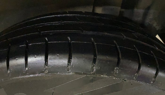 2014 Maruti Swift VXI, Petrol, Manual, 97,827 km, Left Rear Tyre Tread
