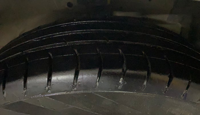 2014 Maruti Swift VXI, Petrol, Manual, 97,827 km, Right Front Tyre Tread