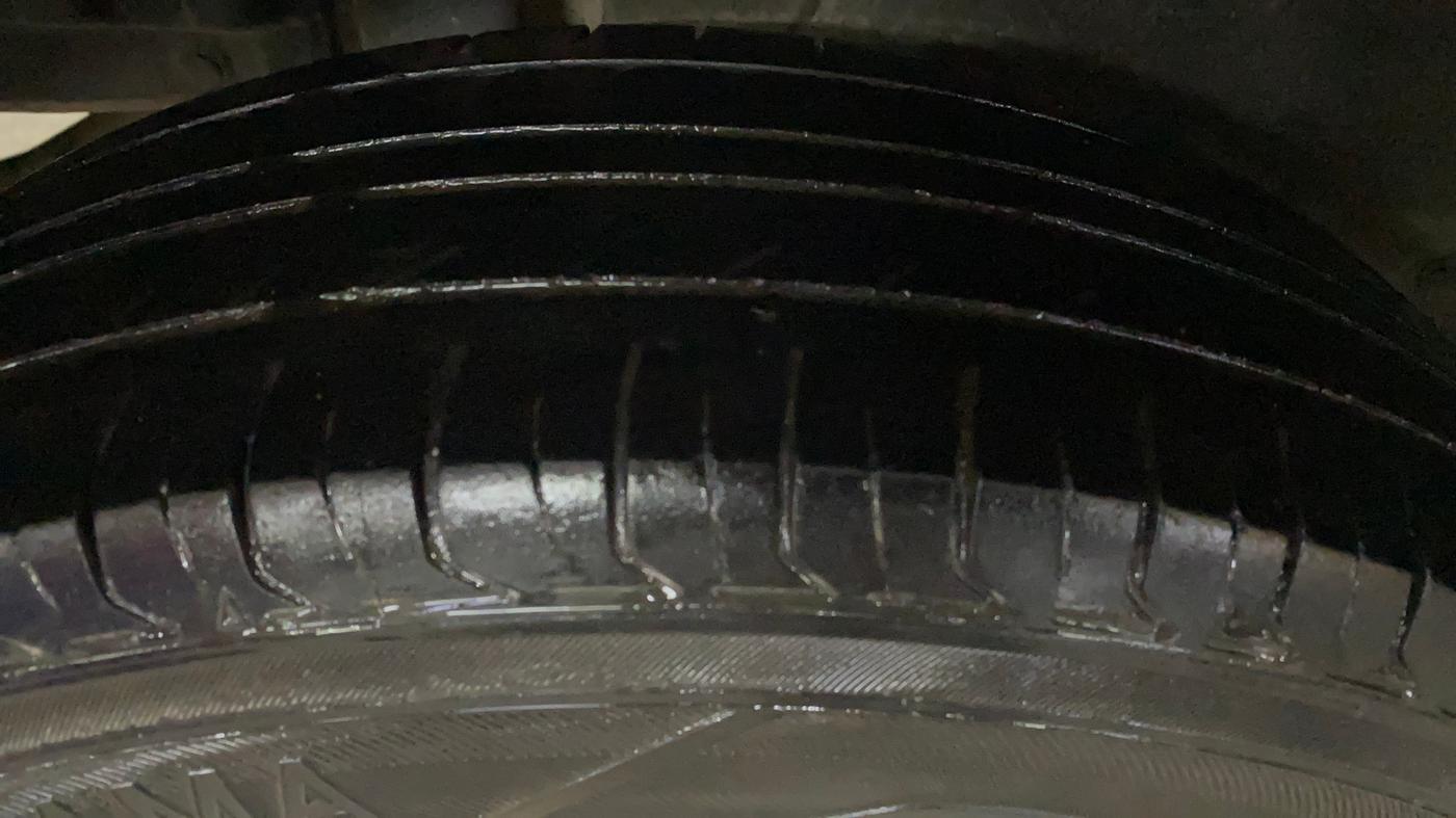 2014 Maruti Swift VXI, Petrol, Manual, 97,827 km, Right Rear Tyre Tread