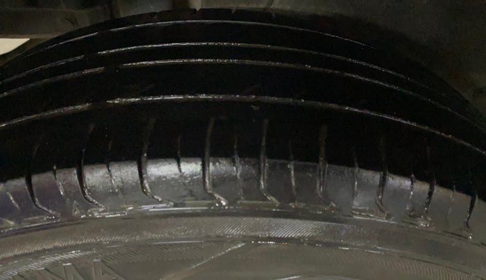 2014 Maruti Swift VXI, Petrol, Manual, 97,827 km, Right Rear Tyre Tread