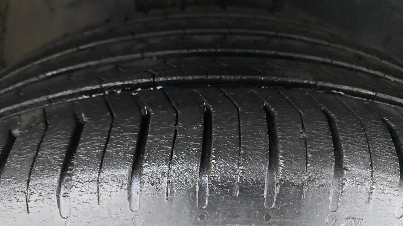 2014 Toyota Corolla Altis VL AT, Petrol, Automatic, 95,996 km, Right Front Tyre Tread