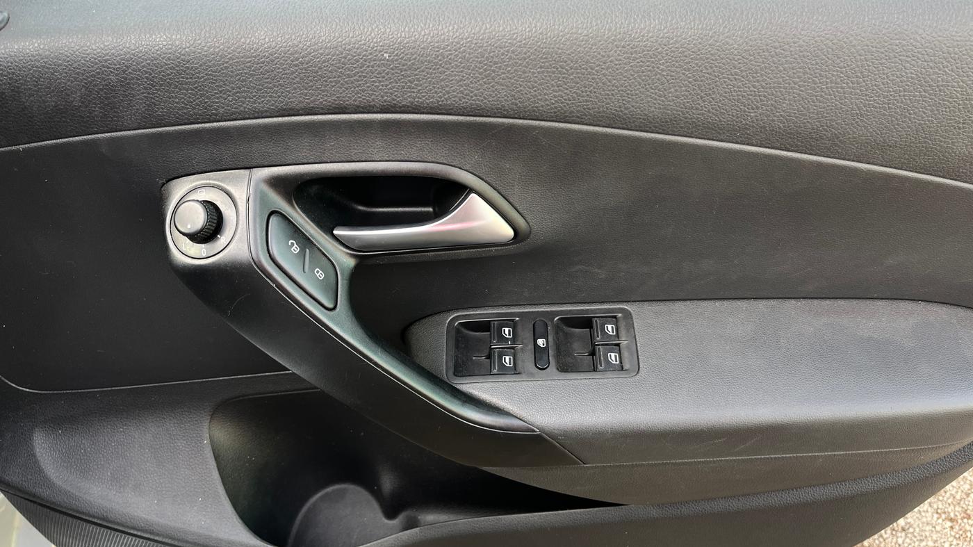 2018 Volkswagen Polo HIGHLINE1.2L, Petrol, Manual, 63,404 km, Driver Side Door Panels Control