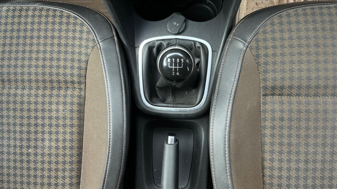 2018 Volkswagen Polo HIGHLINE1.2L, Petrol, Manual, 63,404 km, Gear Lever
