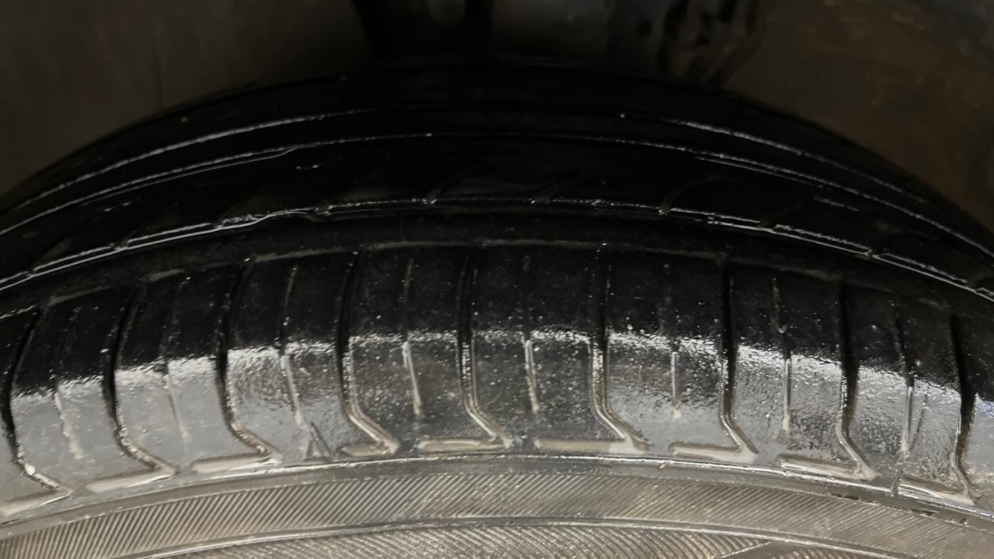 2021 Volkswagen Polo TRENDLINE 1.0L, Petrol, Manual, 1,35,024 km, Left Front Tyre Tread