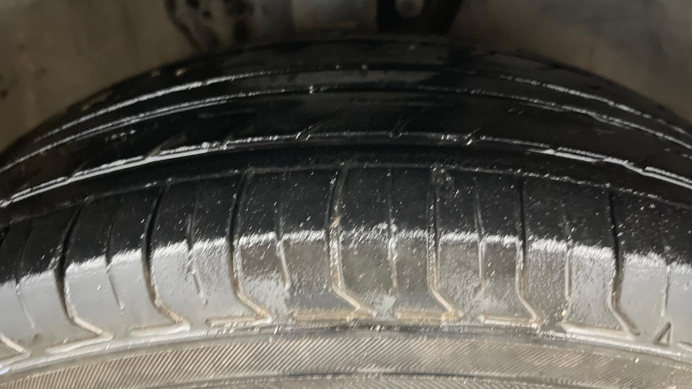 2021 Volkswagen Polo TRENDLINE 1.0L, Petrol, Manual, 1,35,024 km, Right Front Tyre Tread