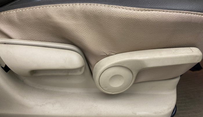 2016 Maruti Ertiga ZXI+, Petrol, Manual, 24,978 km, Driver Side Adjustment Panel