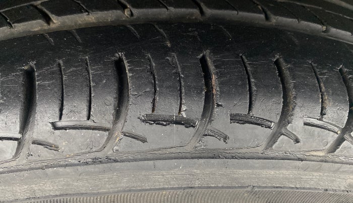 2016 Maruti Ertiga ZXI+, Petrol, Manual, 24,978 km, Right Rear Tyre Tread