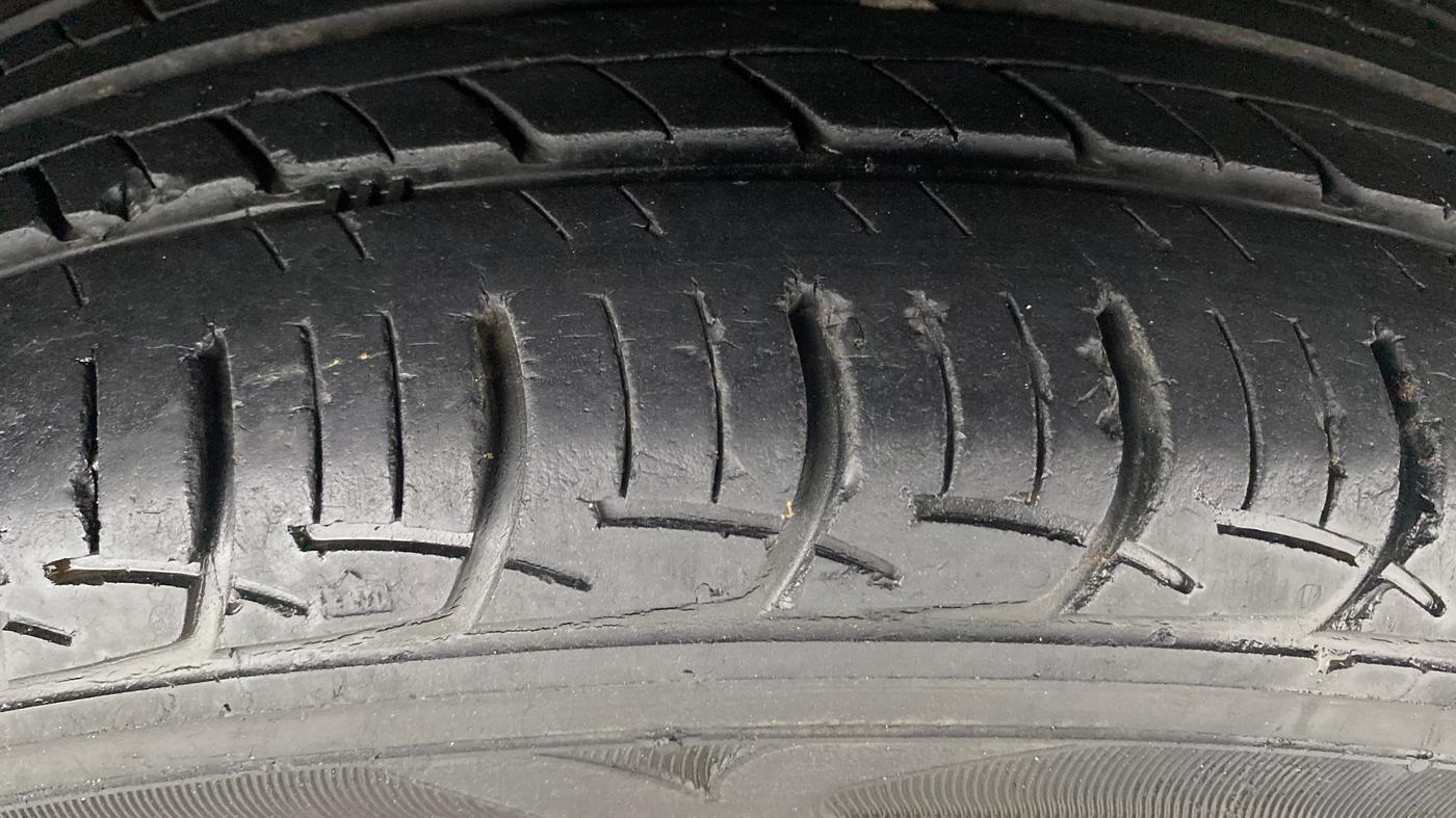 2016 Maruti Ertiga ZXI+, Petrol, Manual, 24,978 km, Left Rear Tyre Tread
