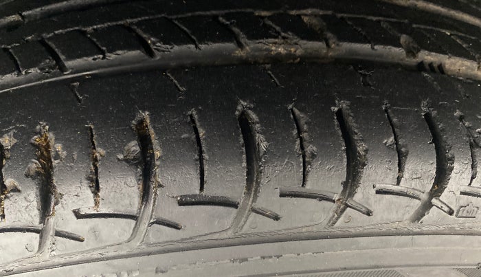2016 Maruti Ertiga ZXI+, Petrol, Manual, 24,978 km, Left Front Tyre Tread