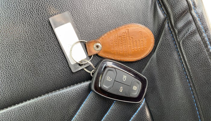 2023 Tata PUNCH CREATIVE  MT, Petrol, Manual, 10,274 km, Key Close Up